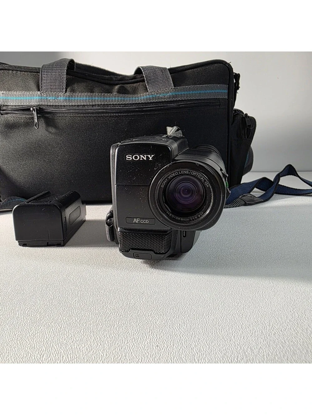 Sony Handycam CCD-TR66 Video 8 Tested w/ Battery, AV Cords & Case